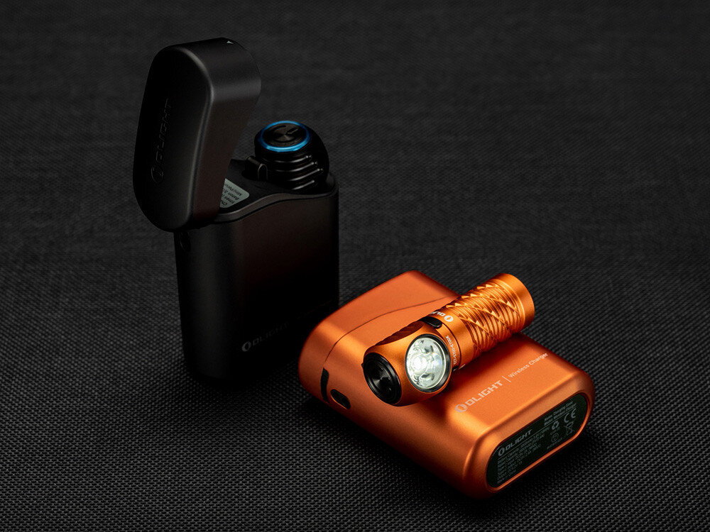 Latarka czołowa OLIGHT Perun 3 Mini Premium QL691282, moc, jasność, biała, czerwona, Dwie wersje kolorystyczne zestawu Olight - czarna i pomarańczowa, z etui i latarką.