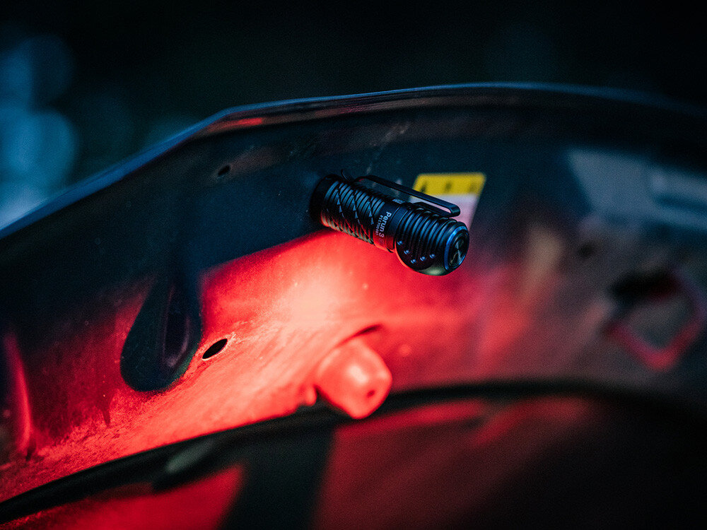 Latarka czołowa OLIGHT Perun 3 Mini Premium QL691282, białe, czerwone, tryby, SOS, Latarka Olight z magnesem przymocowana pod maską samochodu, oświetlenie czerwone.