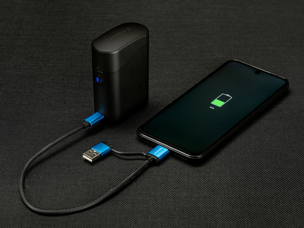 Latarka czołowa OLIGHT Perun 3 Mini Premium QL691282, akumulator, ładowanie, magnetyczne, wskaźnik, Powerbank Olight ładuje telefon, oba urządzenia na czarnym tle technologii.