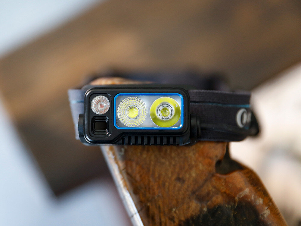 Latarka czołowa OLIGHT Array 2 Pro QL128782 , moc, ergonomia, 1500 lumenów, outdoor, Czołówka Olight Array 2 Pro, widok z przodu, trzy soczewki i opaska na głowę, ostrość na detalach.