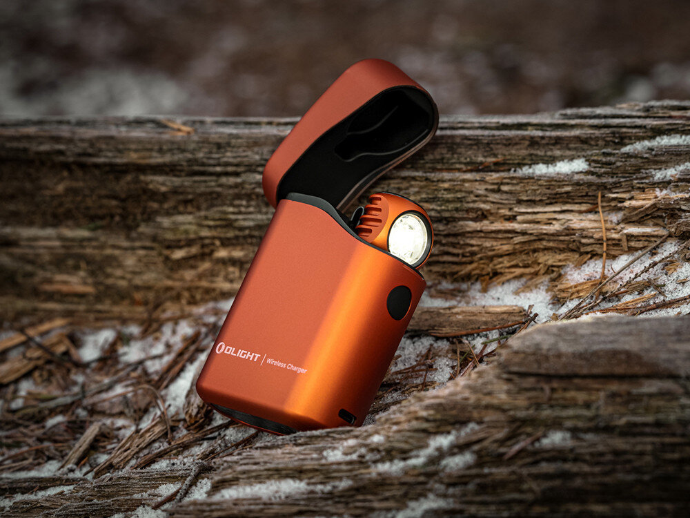 Latarka czołowa OLIGHT Perun 3 Mini Premium QL692395, moc, jasność, biała, czerwona, Pomarańczowa latarka Olight z etui ładującym na drewnie, delikatny śnieg.