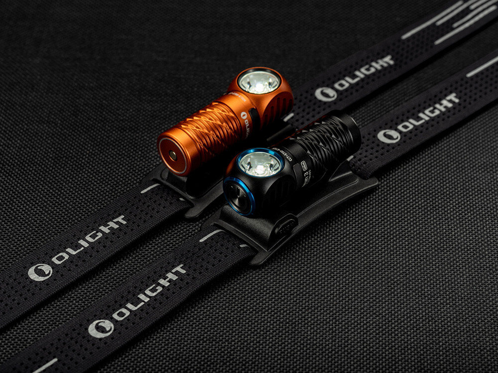 Latarka czołowa OLIGHT Perun 3 Mini Premium QL692395, aluminium, anodyzacja, IPX8, odporność, Dwie latarki Olight Perun Mini na opaskach: czarna i pomarańczowa, widok z góry.