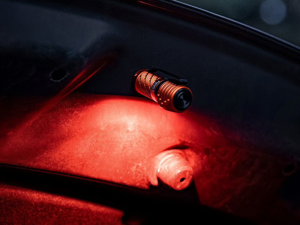 Latarka czołowa OLIGHT Perun 3 Mini Premium QL692395, białe, czerwone, tryby, SOS, Pomarańczowa latarka Olight Perun Mini zamontowana pod maską auta, czerwone światło.