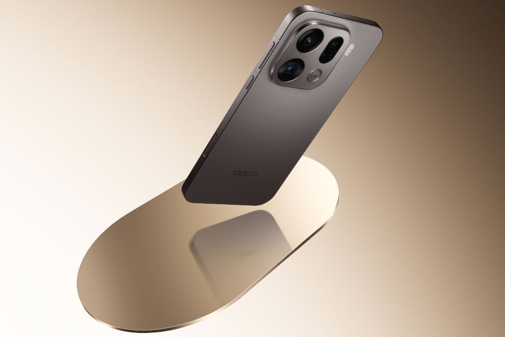 OPPO Find X9 Pro bateria 7500 mAh SUPERVOOC 80 W szybkie ładowanie AIRVOOC 50 W bezprzewodowe Smartfon OPPO w kolorze ciemnoszarym/grafitowym uniesiony nad błyszczącą, złotą, owalną powierzchnią. Widoczny jest tył telefonu z napisem oppo i wyraźnym modułem aparatu. Telefon odbija się na złotej powierzchni.