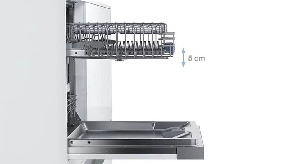 ZMYWARKA BOSCH SMS4HVI14E Na zdjęciu widoczna jest otwarta zmywarka, a górny kosz został wysunięty i uniesiony do góry. Strzałka z napisem „5 cm” wskazuje możliwość regulacji wysokości kosza o 5 centymetrów, co pozwala lepiej dopasować miejsce na duże naczynia lub garnki. Zdjęcie jest techniczną prezentacją funkcji wnętrza urządzenia System Rackmatic elastyczne dopasowanie wnętrze zmywarka rodzaj załadunek rozmiar regulacja wysokości górny kosz trzy poziomy dodatkowa przestrzeń pełny załadunek wysokie talerze dolny kosz delikatne kieliszki duże kufle wygoda efektywność zmywanie kształt wielkość naczyń