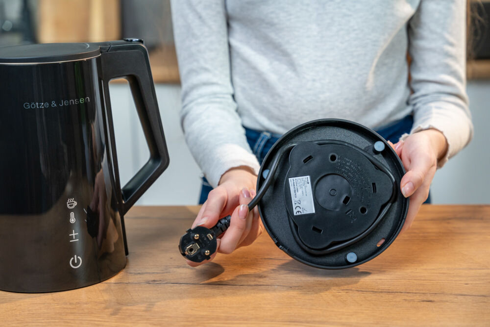 CZAJNIK GÖTZE&JENSEN KT975K (DOUBLE WALL) (WI-FI) (1,7L) widoczny dół podstawy ze schowkiem na przewód płaski element grzejmy obrotowa podstawa