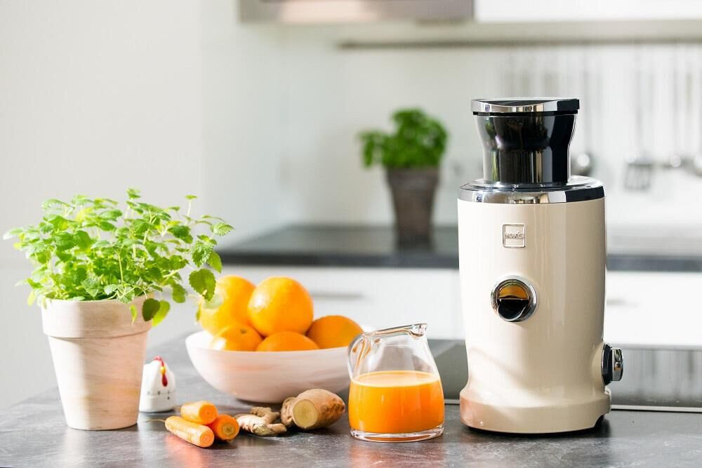 Wyciskarka do cytrusów NOVIS Vita Juicer Kremowy zdjęcie lifestyle Automatyczna regulacja obrotów System AutoSpeed  za pomocą jednego pokrętła