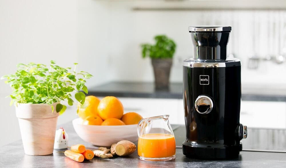 Wyciskarka do cytrusów NOVIS Vita Juicer Kremowy zdjęcie lifestyle  Ochrona przed kapaniem System DropHold 