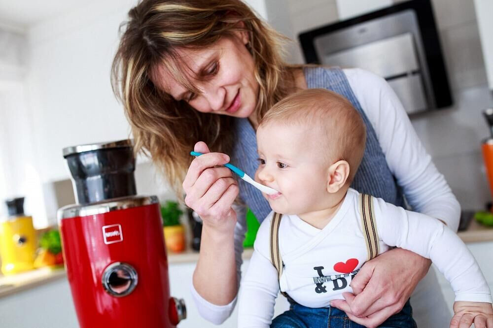 Wyciskarka do cytrusów NOVIS Vita Juicer Czarny zdjęcie lifestyle Soki i smoothie na co dzień cztery funkcje rozmaicenie codziennej diety