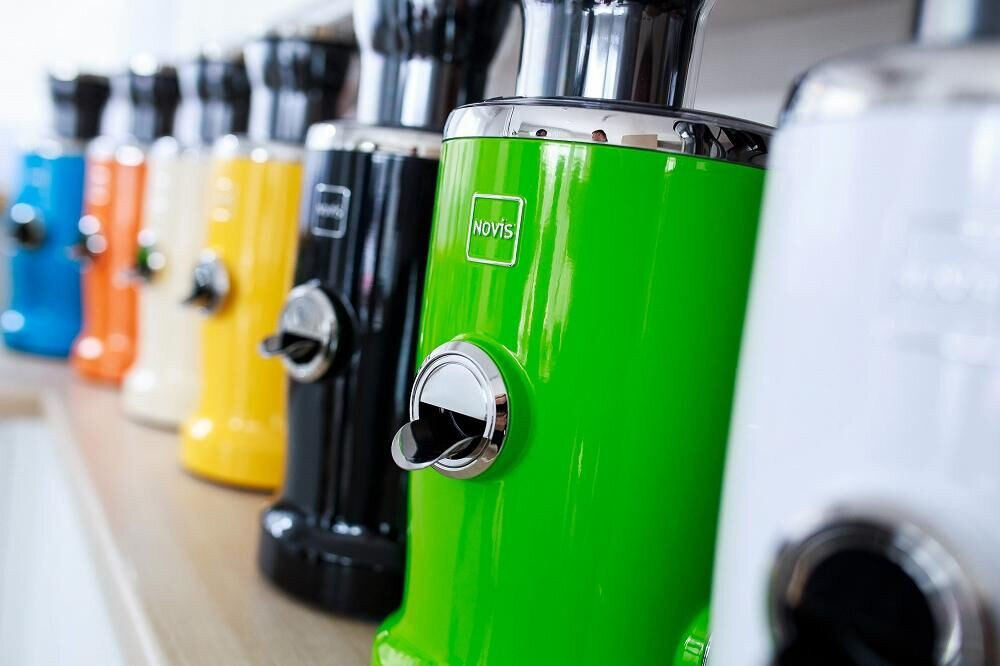 Wyciskarka do cytrusów NOVIS Vita Juicer Czarny zdjęcie lifestyle Technologia VitaTec gładki sok o jednolitej konsystencji soki cytrusowe o pełnej strukturze