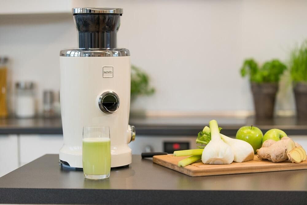Wyciskarka do cytrusów NOVIS Vita Juicer Czarny zdjęcie lifestyle Wydajny silnik Moc 240 W wyciskania cytrusów, przygotowywania soków i koktajli