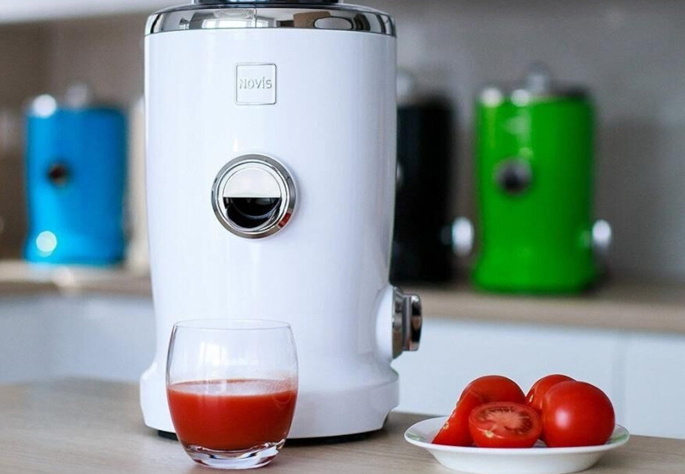 Wyciskarka do cytrusów NOVIS Vita Juicer Czarny zdjęcie lifestyle Metalowa obudowa Metalowa obudowa i wylewka ze stali nierdzewnej Solidne wykonanie  stalowa wylewka 