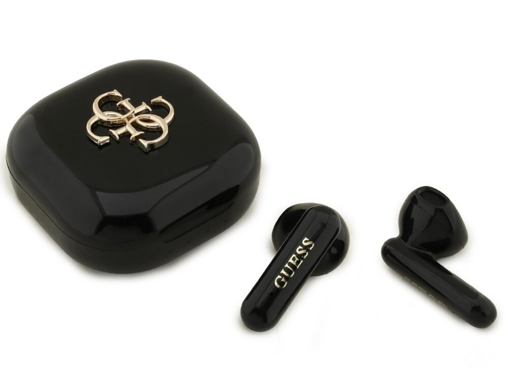 Słuchawki douszne GUESS 4G Metal Logo
			słuchawki i etui ładujące na białym tle poliwęglanowa konstrukcja złote metalowe logo marki