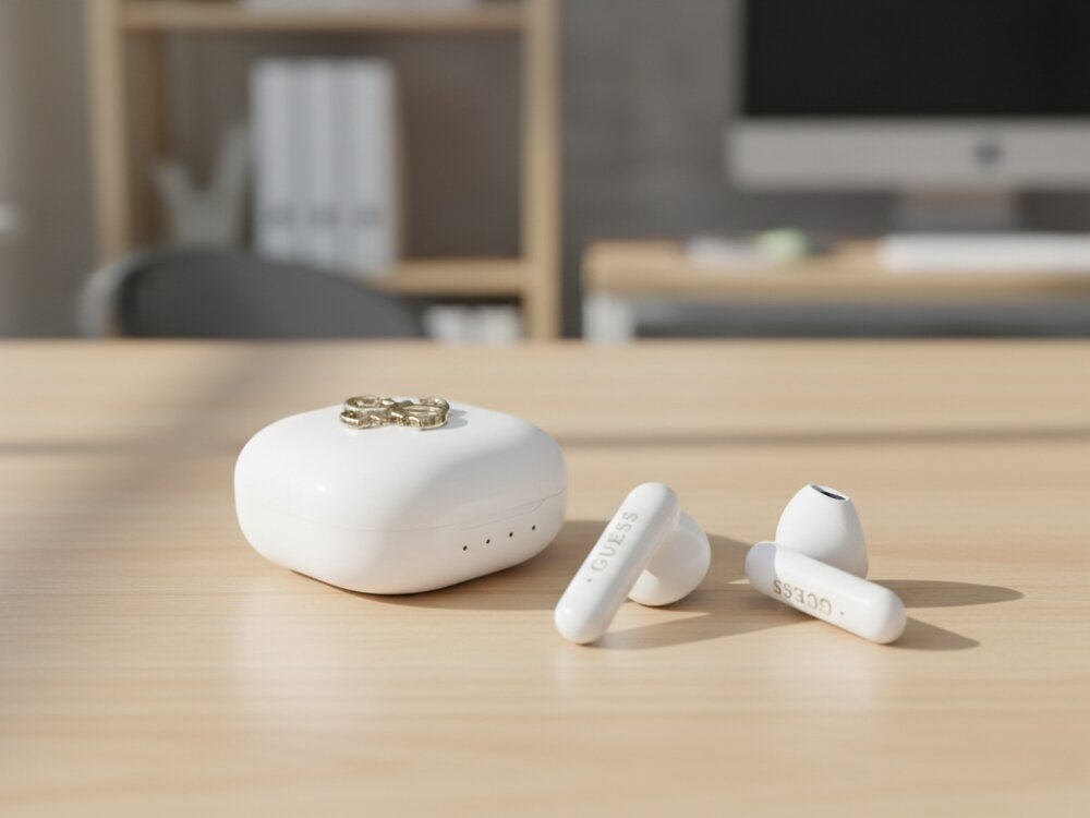 Słuchawki douszne GUESS 4G Metal Logo
			słuchawki i etui ładujące na biurku kompaktowe etui stacja dokująca 16 godzin pracy cały dzień