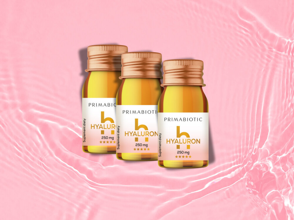 Kwas hialuronowy PRIMABIOTIC Mango 30 x 30 ml trzy buteleczki na różowym tle nawilżenie regeneracja zdrowy wygląd holistyczna pielęgnacja piękno od środka