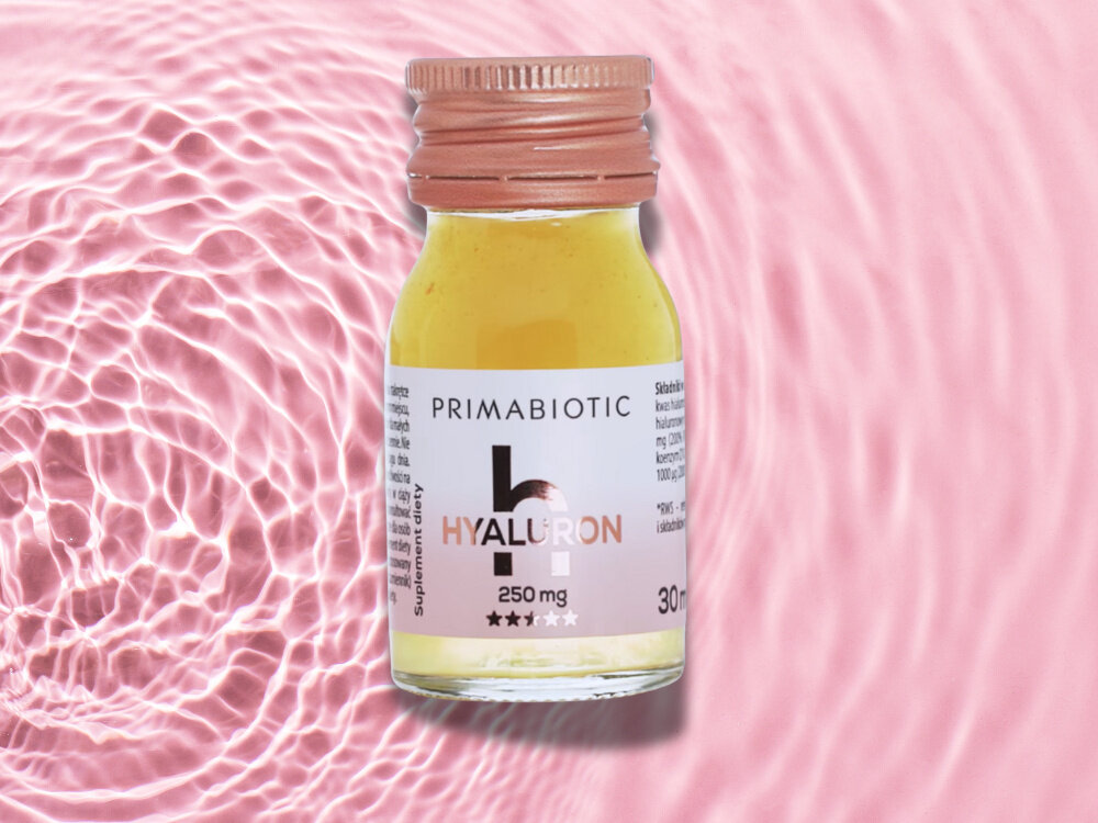 Kwas hialuronowy PRIMABIOTIC Mango 30 x 30 ml buteleczka na różowym tle suplement diety bogactwo naturalnych składników naukowe podejście do wspierania piękna od wewnątrz nawilżenie regeneracja zdrowy wygląd dla skóry włosów i paznokci