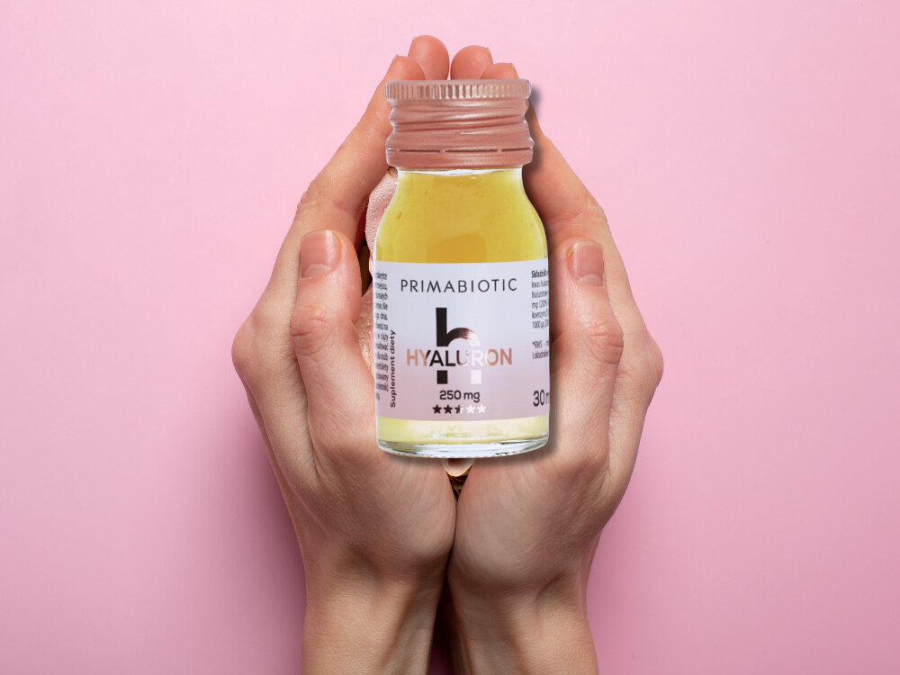 Kwas hialuronowy PRIMABIOTIC Mango 30 x 30 ml osoba trzyma w dłoniach buteleczkę różowe tło kwas hialuronowy wysokocząsteczkowy 200 mg niskocząsteczkowy 50 mg intensywne nawilżenie naturalna bariera ochronna skóry elastyczność i regenerację tkanek dwutorowe działanie