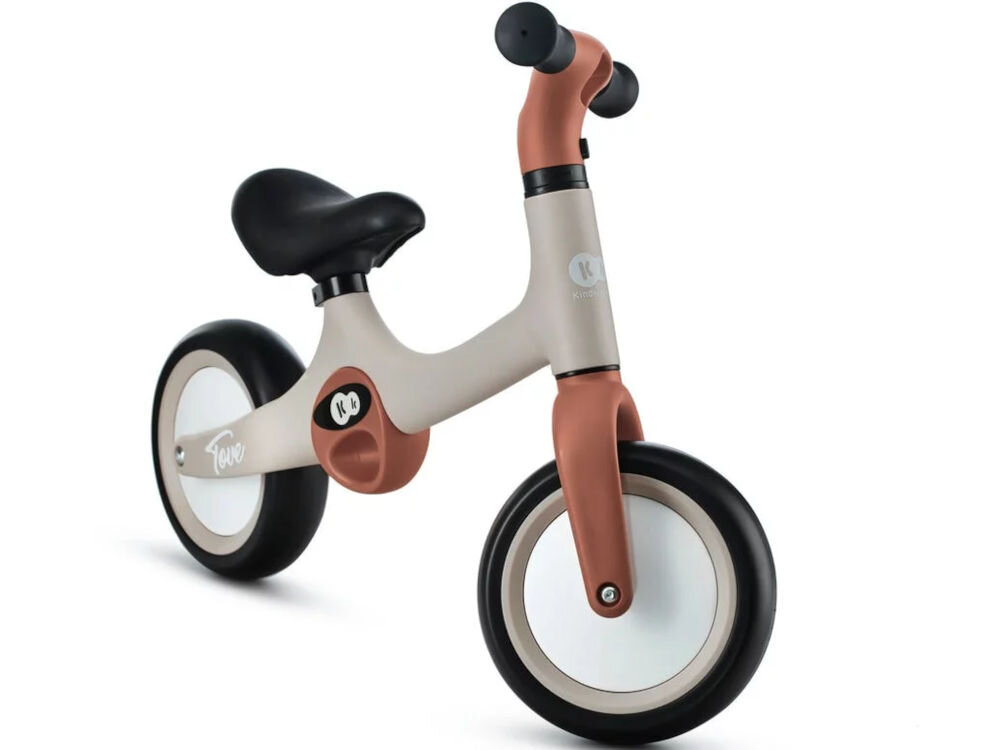 Rowerek biegowy KINDERKRAFT Tove Beżowy białe tło beżowy rowerek stoi bokiem brązowe elementy czarne siodełko od 18 miesiąca życia wspiera rozwój równowagi i koordynacji ruchowej zdobywanie umiejętności w naturalny sposób lekka budowa zaledwie 2 kg  wygodny łatwy do codziennego użytkowania podczas rodzinnych spacerów i beztroskiej zabawy na świeżym powietrzu „rośnie” wraz z dzieckiem