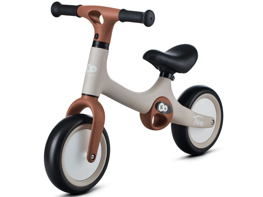 Rowerek biegowy KINDERKRAFT Tove Beżowy białe tło beżowy rowerek brązowe elementy czarne siodełko gumowe uchwyty gotowy do jazdy Bez żmudnego montażu kilka chwil pierwsze przejażdżki lekka konstrukcja solidne koła regulowane siodełko w domu na podwórku w czasie rodzinnych wyjazdów towarzysz dziecięcych przygód