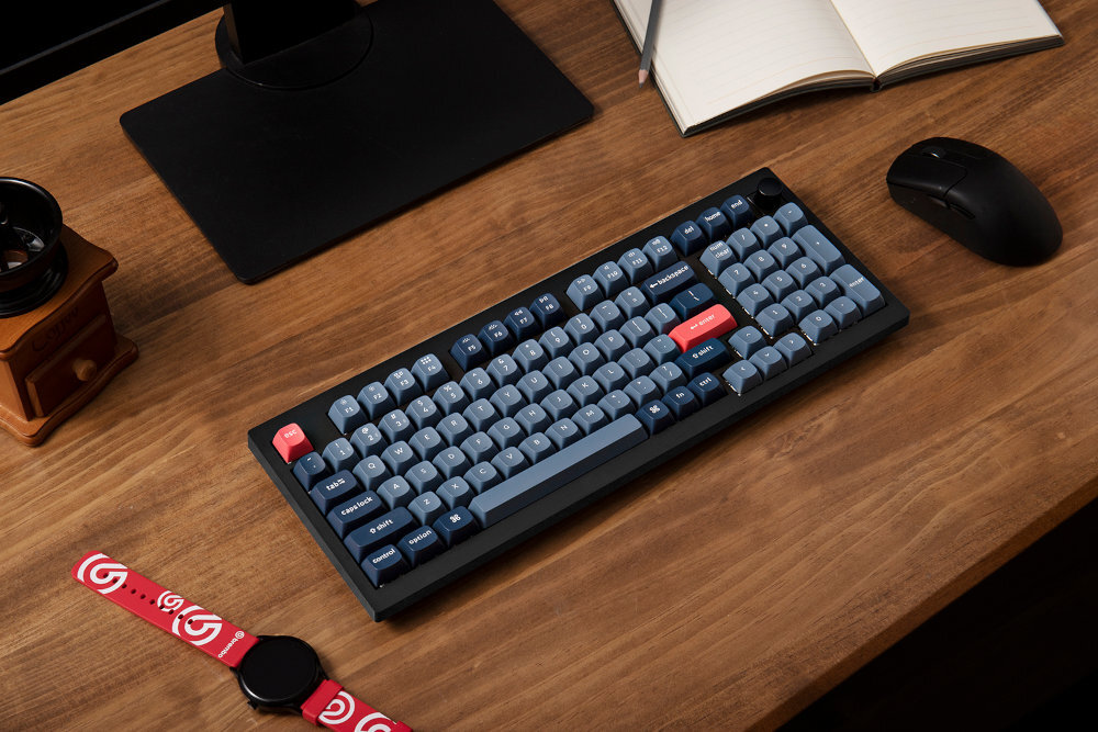 KEYCHRON V5M trzy tryby komunikacji 2,4 GHz odświeżaniem 1000 Hz odbiornik USB-A USB-C Bluetooth urządzeniami mobilnymi fizyczny przełącznik systemu (Mac/Windows) komplet keycapów