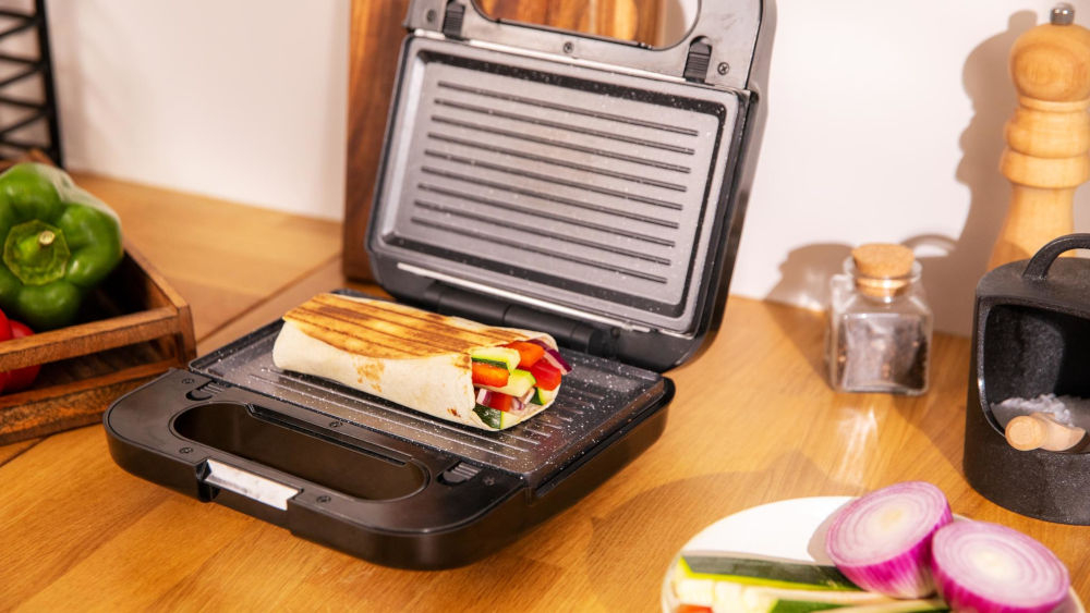 Opiekacz do kanapek CECOTEC Rock N Toast 4ni1 moc 1000 W każde zadanie przygotowywanie kanapek gofrów grillowanie steków hamburgerów tostów doskonałe rezultaty pełen potencjał urządzenia pyszne posiłki 