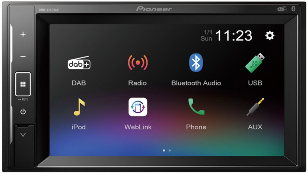 Radio samochodowe z ekranem dotykowym wyświetlającym ikony aplikacji takich jak DAB, Radio, Bluetooth Audio, USB, iPod, WebLink, Phone i AUX. Na ekranie widoczna jest godzina 11:23 oraz data 1/1 Sun.