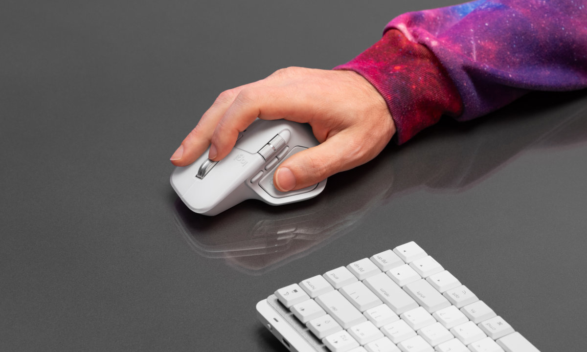 LOGITECH MX Master 4 MX Master 4 obudowie myszy plastik pochodzący z recyklingu (54% w wersji grafitowej i 48% w jasnoszarej) kobalt w 100% papierowe opakowanie ma certyfikat FSC™ - mysz pod ręką na ciemnym blacie