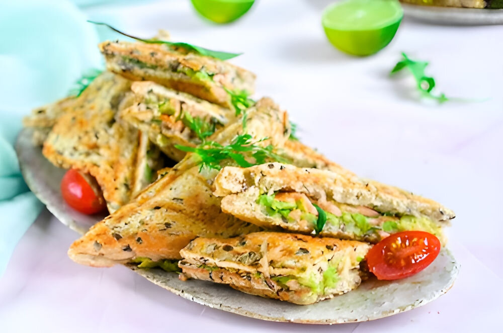 Opiekacz do kanapek DEZAL Mini Czarny wszechstronne urządzenie przygotowanie różnorodnych potraw zapiekanki z chleba tostowego rożki z ciasta na gofry inne smakołyki słodkie wytrawne szybkie łatwe przygotowywanie przekąsek dwie płyty grzewcze dolna górna stop aluminium powierzchnia robocza płyt poktyte greblonem zapobieganie przywieraniu doskonały efekt wypieku proste efektywne pieczenie