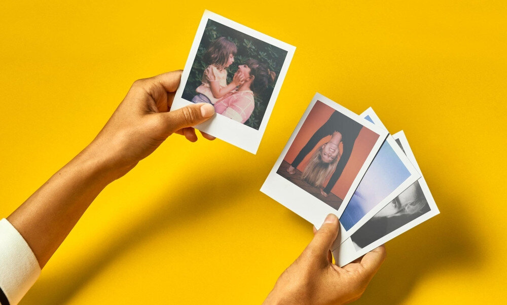 Aparat POLAROID Now Gen 2  zastosowanie cechy zalety opis kobieta na zdjęciu 