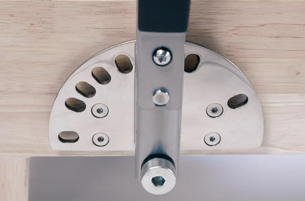 Reformer do pilatesu TOORX Liveness PTX3000 zbliżenie na drążek regulacyjny drążek na stopy z regulacją poza ramą system lin wykorzystuje krążki z dziesięciostopniową regulacją wysokości zwiększa liczbę możliwych ćwiczeń precyzyjniej angażować wybrane grupy mięśni