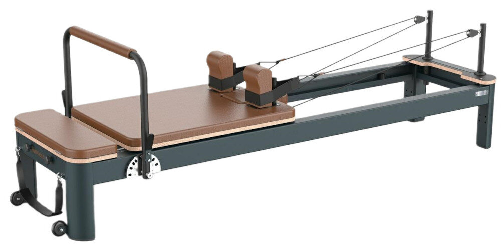 Reformer do pilatesu TOORX Liveness PTX7500 Brązowo-czarny reformer na białym tle widoczny pod skosem do ćwiczeń wzmacniających rozciągających poprawiających kontrolę nad ciałem treningów dla początkujących zaawansowanych użytkowników pomaga rozwija siłę mięśni głębokich zwiększa zakres ruchu poprawia postawę