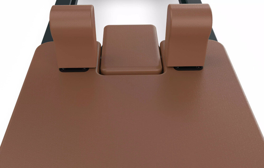 Reformer do pilatesu TOORX Liveness PTX7500 Brązowo-czarny zbliżenie na podpórki trzypoziomowy zagłówek ergonomiczne podpórki na ramiona trójwarstwowa tapicerka z mikrofibry pianka o wysokiej gęstości komfort podczas długich sesji treningowych prawidłowa pozycja