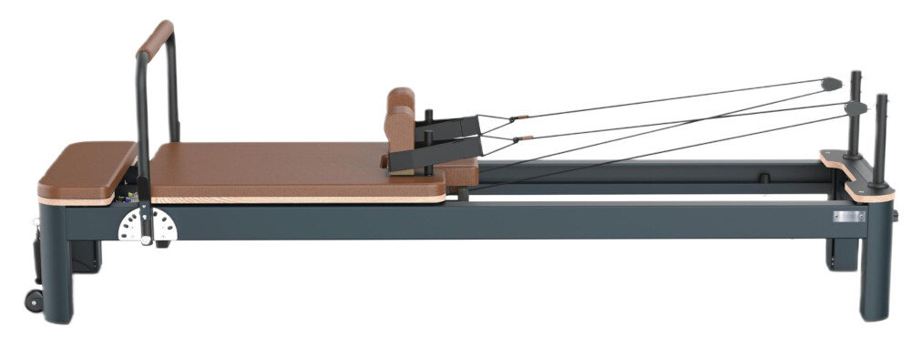 Reformer do pilatesu TOORX Liveness PTX7500 Brązowo-czarny reformer na białym tle widoczny z boku regulowane paski z podwójnymi pętlami uchwyty pierścienie pasek na stopy box jumpboard do treningów wzmacniających rozciągających ćwiczeń rozwijających koordynację i dynamikę ruchu