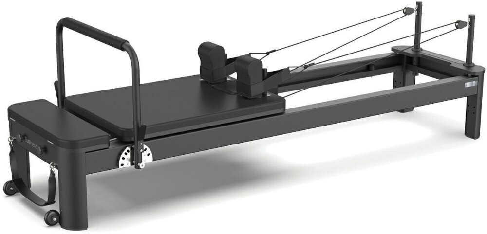 Reformer do pilatesu TOORX Liveness PTX7500 Czarny reformer na białym tle widoczny pod skosem do ćwiczeń wzmacniających rozciągających poprawiających kontrolę nad ciałem treningów dla początkujących zaawansowanych użytkowników pomaga rozwija siłę mięśni głębokich zwiększa zakres ruchu poprawia postawę