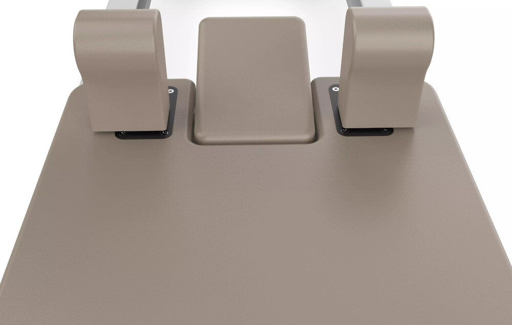 Reformer do pilatesu TOORX Liveness PTX7500 Brązowy reformer na białym tle widoczny z boku regulowane paski z podwójnymi pętlami uchwyty pierścienie pasek na stopy box jumpboard do treningów wzmacniających rozciągających ćwiczeń rozwijających koordynację i dynamikę ruchu