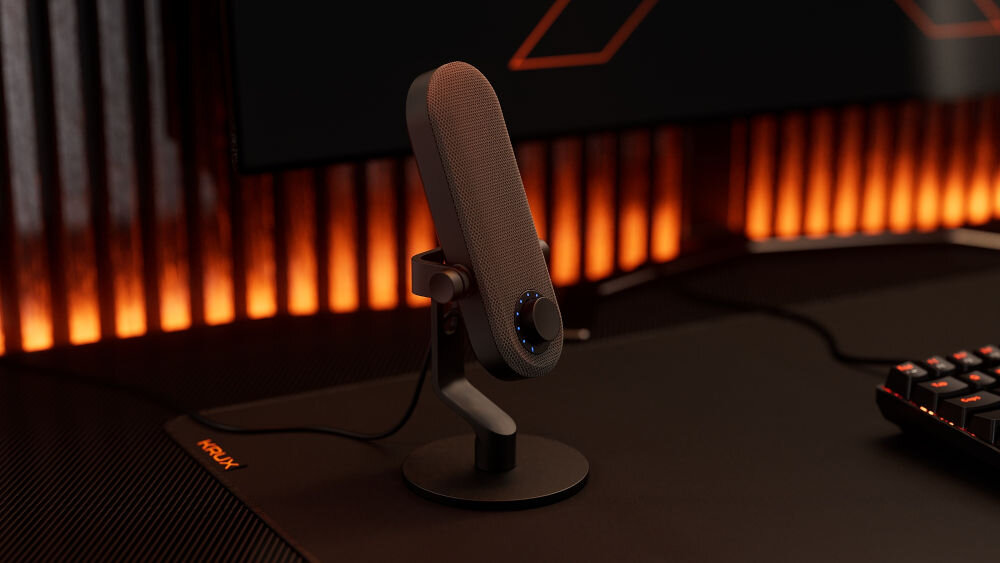 Mikrofon KRUX Pin KRXC018 Kardioidalny Czarny Mikrofon KRUX Pin na podstawce, stojący na ciemnym biurku, z widocznym pokrętłem regulacji, na tle subtelnie oświetlonej ściany i monitora centrum dowodzenia dźwiękiem czysty dźwięk narzędzie do profesjonalnej komunikacji wielofunkcyjne pokrętło odsłuch na żywo minijack wymienne panele