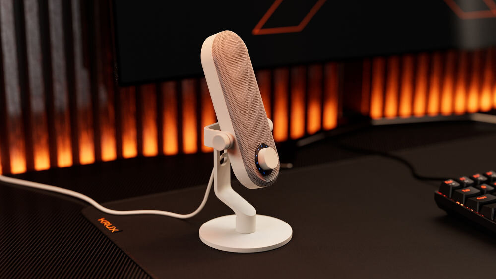 Mikrofon KRUX Pin KRXC019 Kardioidalny Biały Mikrofon KRUX Pin na podstawce, stojący na ciemnym biurku, z widocznym pokrętłem regulacji, na tle subtelnie oświetlonej ściany i monitora centrum dowodzenia dźwiękiem czysty dźwięk narzędzie do profesjonalnej komunikacji wielofunkcyjne pokrętło odsłuch na żywo minijack wymienne panele