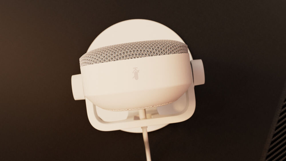 Mikrofon KRUX Pin KRXC019 Kardioidalny Biały Górna część mikrofonu KRUX Pin ukazująca siatkowaną powierzchnię i dotykowy przycisk wyciszania z ikoną mikrofonu. dotykowy przycisk wyciszenie urządzenia w ułamku sekundy jedno dotknięcie aktywacja trybu mute sygnalizowana czerwonym podświetleniem