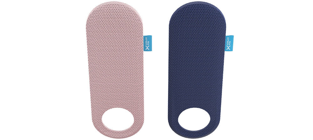 Nakładka na mikrofon KRUX Pin KRXC023 Niebieski Dwie wymienne osłony KRUX Pin Color Shield, jedna w kolorze różowym, druga w kolorze niebieskim, na białym tle dobra jakość tkaniny warianty kolorystyczne zmiana barw