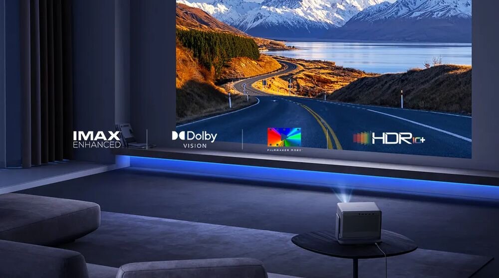 Projektor XGIMI Horizon 20 IMAX Enhanced HDR10 Plus Dolby Vision Filmmaker Mode kinowe kolory projekcja filmów, porjhektor sotjący na stoliku wyświetlający obraz na ścianie