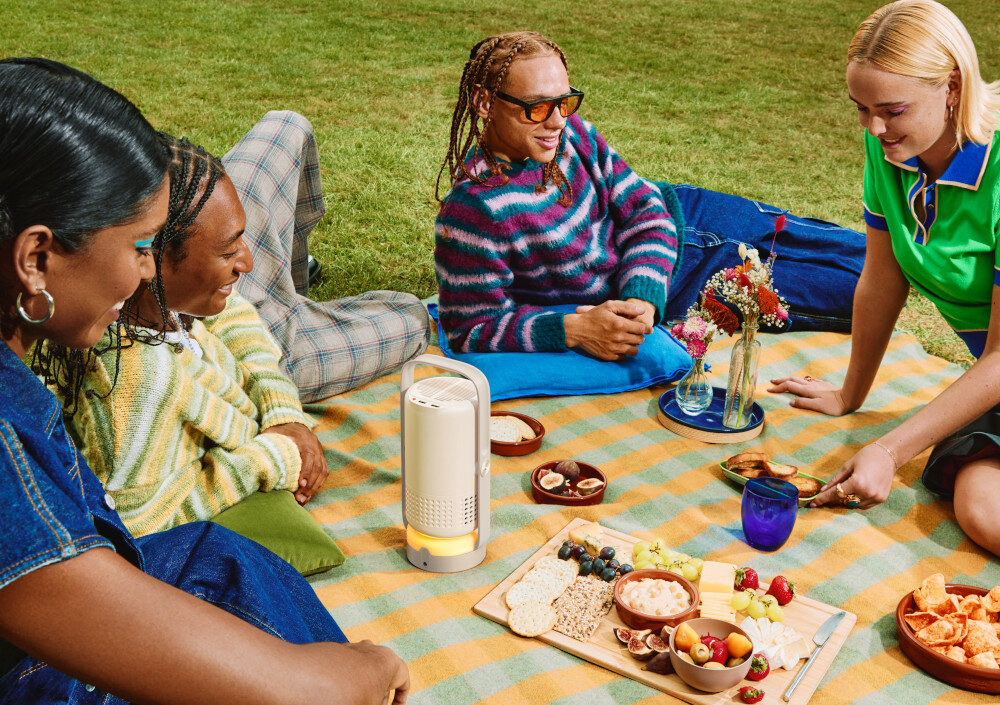 XGIMI Vibe One projektor regulowany uchwyt kąt 160 stopni, projektor stojący na kocu piknikowym