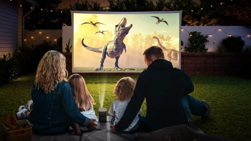 Projektor XGIMI Mogo 2 Pro Full HD 200 cali 430 ISO lumenów Google TV projekcja w domu i plenerze, rodzina oglądająca film na projektorze w plenerze