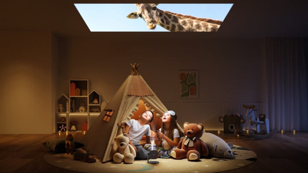 Projektor XGIMI Mogo 2 Pro automatyczna korekcja obrazu ISA autofokus bez ręcznej kalibracji, dzieci wyświetlające obraz na suficie w pomieszczeniu