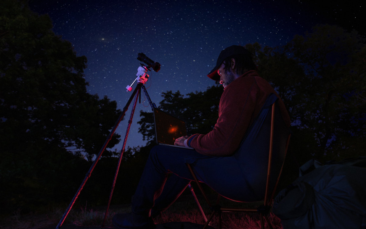 APPLE MacBook Pro MacBook Pro 24 godzin szybkiego zastrzyku energii 30 minut do połowy zasilania sieciowego mobilnie MacBook Pro pełną moc - Osoba siedzi na dworze z laptopem i teleskopem, nocna obserwacja gwiazd
