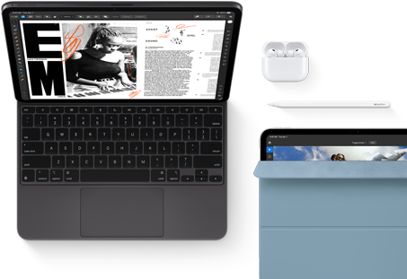 Widoczny od przodu iPad Pro w kolorze gwiezdnej czerni, zaokrąglone rogi, czarna ramka ekranu, podłączony do otwartej klawiatury Magic Keyboard, na ekranie aplikacja do edycji artykułów z tekstem i zdjęciem kobiety grającej na instrumencie muzycznym, obok słuchawki Airpods 4 w otwartym etui, iPad Pro w niebieskim etui Smart Folio, na nim rysik Apple Pencil Pro, uchylona klapka odsłania wyświetlacz