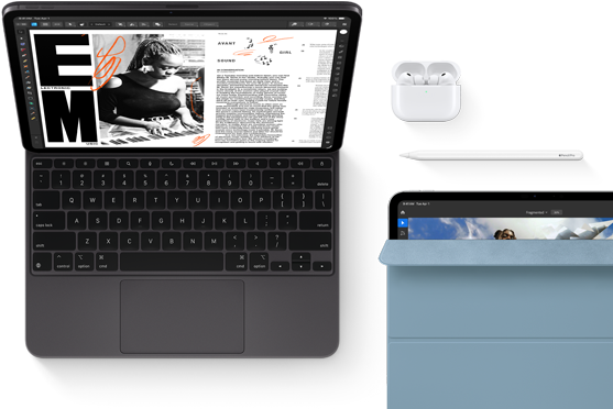 Widoczny od przodu iPad Pro w kolorze gwiezdnej czerni, zaokrąglone rogi, czarna ramka ekranu, podłączony do otwartej klawiatury Magic Keyboard, na ekranie aplikacja do edycji artykułów z tekstem i zdjęciem kobiety grającej na instrumencie muzycznym, obok słuchawki Airpods 4 w otwartym etui, iPad Pro w niebieskim etui Smart Folio, na nim rysik Apple Pencil Pro, uchylona klapka odsłania wyświetlacz