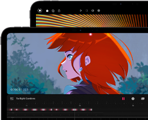 Widoczne od przodu, ustawione poziomo dwa iPady Pro w wersjach 13 i 11 cali, w kolorze gwiezdnej czerni, zaokrąglone rogi, czarna ramka wyświetlacza, na modelu 11-calowym barwny obraz postaci o rudych włosach, na 13-calowym kolorowe elementy interfejsu do edycji zdjęć