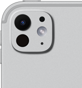 Widoczny od tyłu iPad Pro w kolorze srebrnym z systemem aparatów pro z pięcioelementowym obiektywem i adaptacyjnym fleszem True Tone