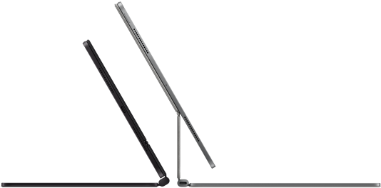 Dwa widoczne z boku smukłe iPady Pro podłączone do klawiatur Magic&nbsp;Keyboard, jednej w kolorze gwiezdnej czerni, nachylonej i półotwartej, z głośnikami i portem USB‑C, i drugiej w kolorze srebrnym, otwartej i nachylonej tak, że widać konstrukcję wspornika, głośników i mikrofonu
