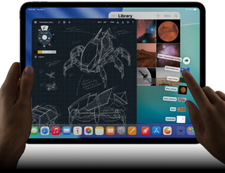 iPad Pro w kolorze gwiezdnej czerni, lewa ręka trzyma urządzenie, prawa ręka obsługuje gestami wiele otwartych okien aplikacji, na ekranie aplikacja do rysowania ze szkicami konstrukcji mechanicznych, biblioteka zdjęć z planetami i obrazami kosmosu oraz folder z rozstawionymi wachlarzowo pobranymi plikami